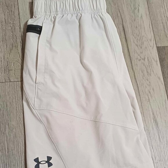 Women Stretchable Under Armour S/P (Small Petite) White Lightweight Shorts - Picture 3 of 7